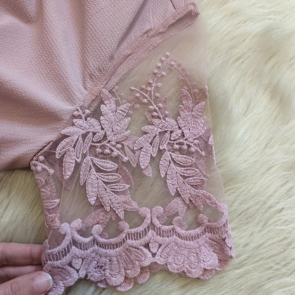 Lulu's pink top with embroidery lace sleeve size xs - Picture 6 of 8